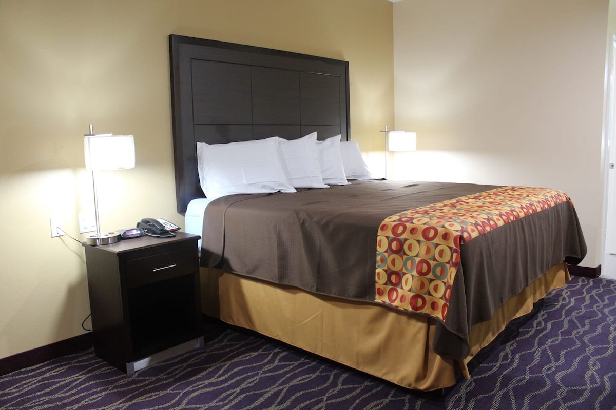 Premium bedding, desk, iron/ironing board, free WiFi