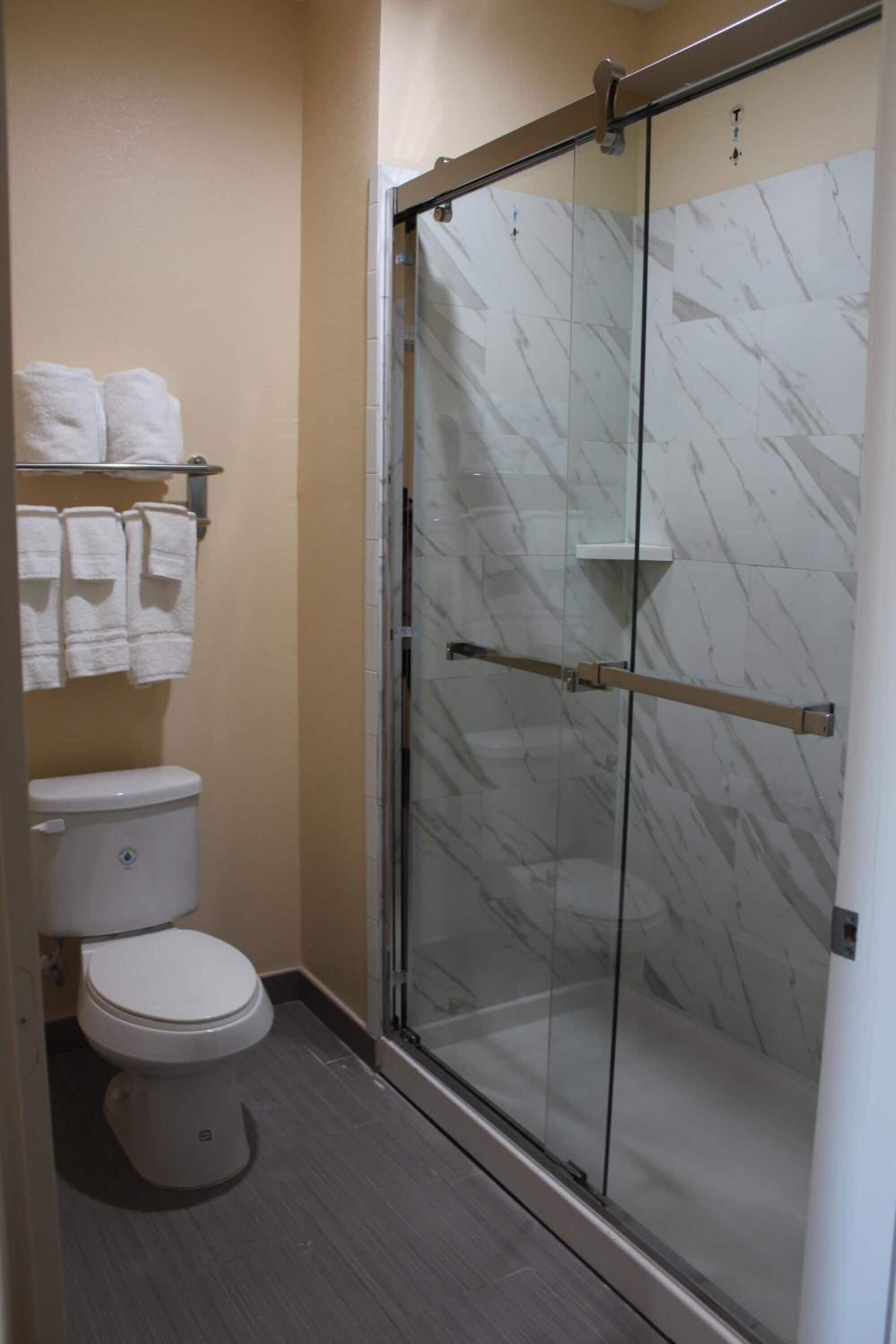 combined shower/bathtub, free toiletries, towels