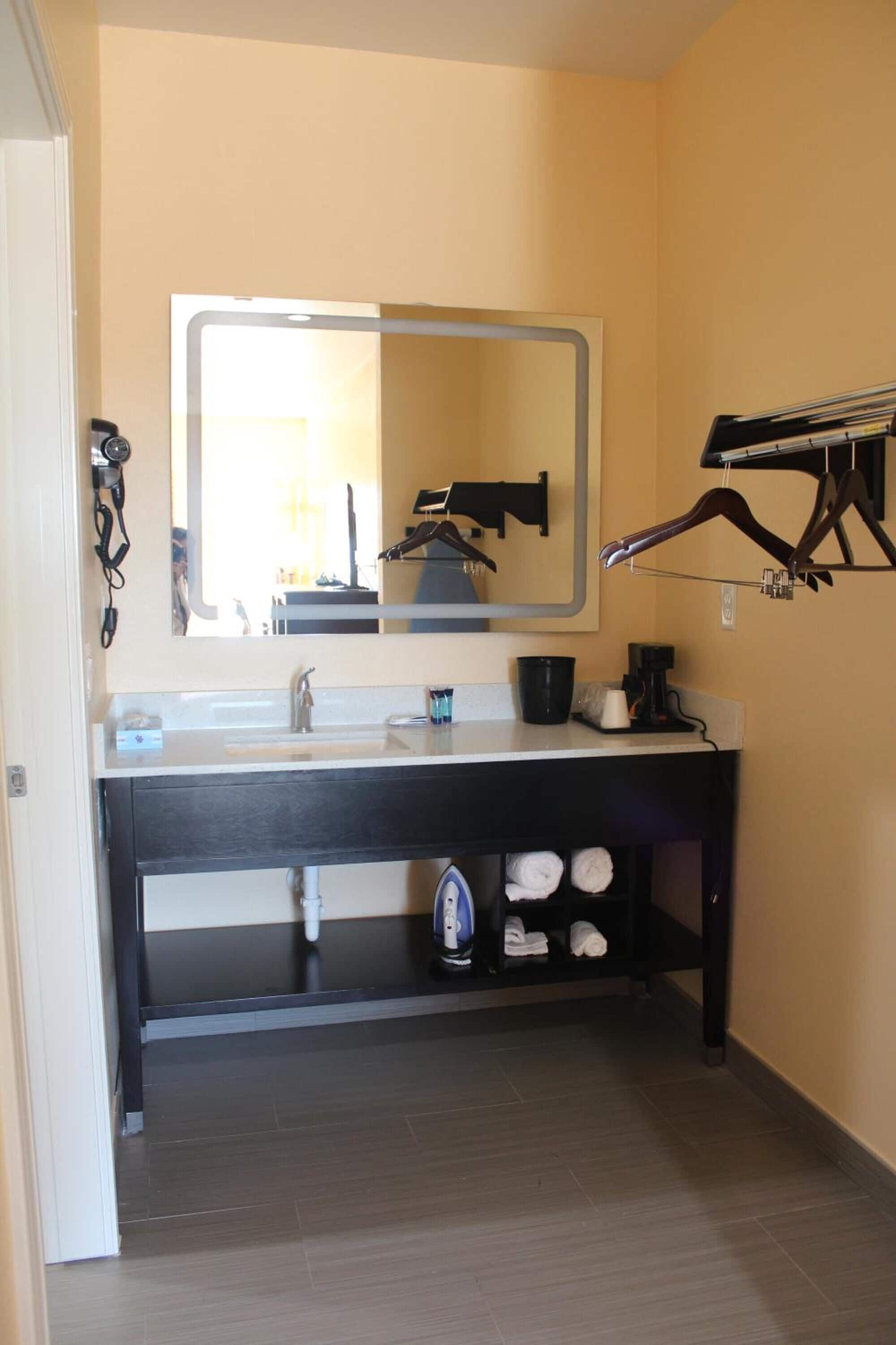 combined shower/bathtub, free toiletries, towels