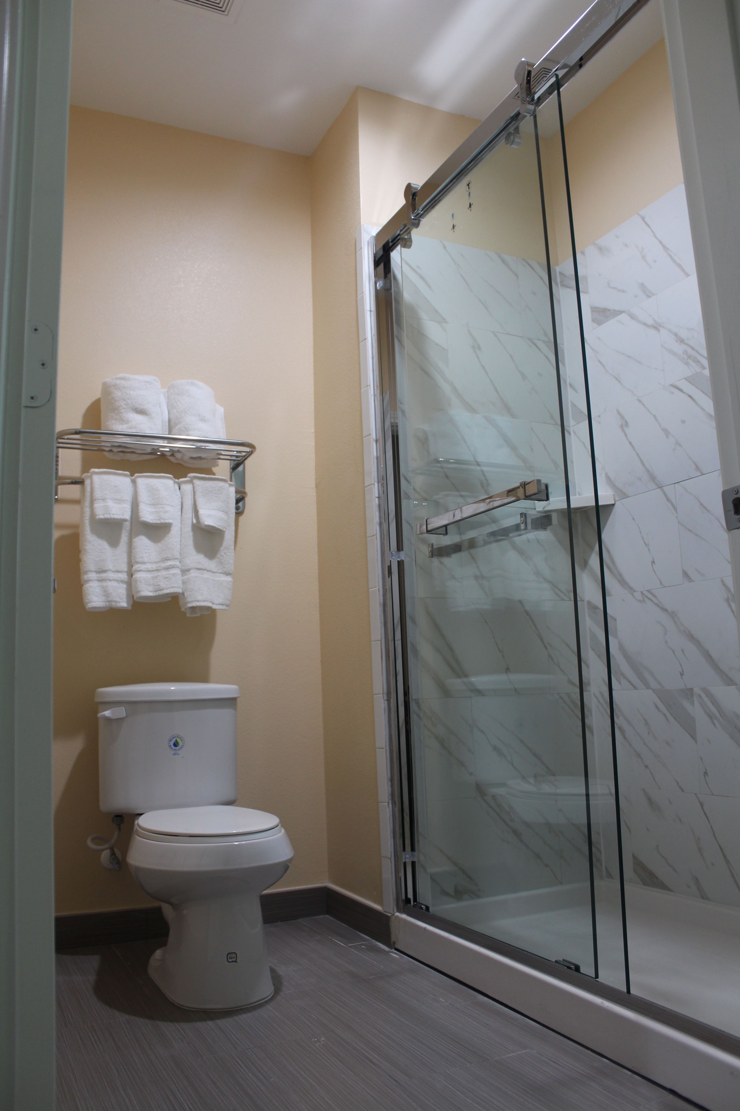 combined shower/bathtub, free toiletries, towels