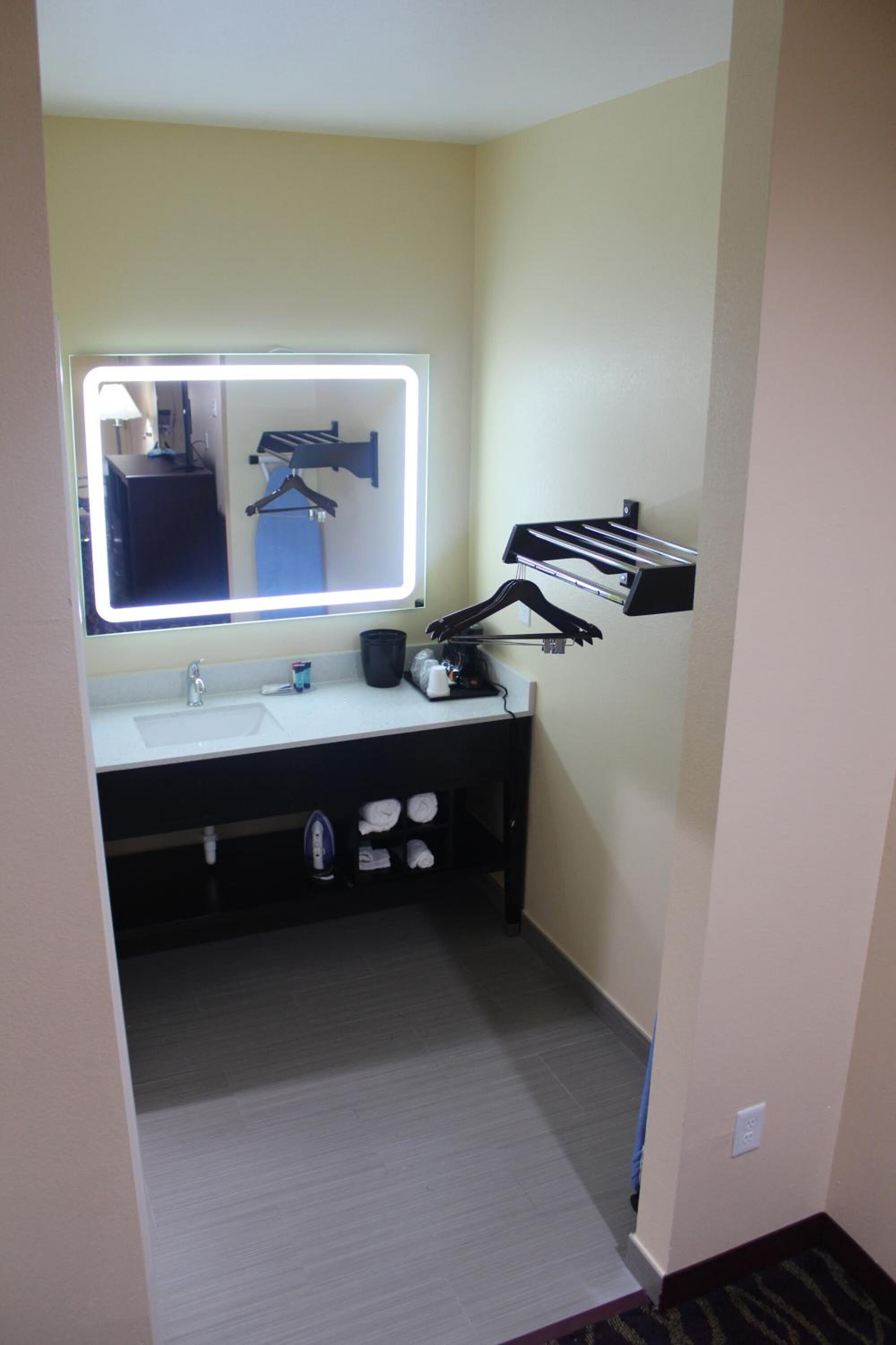 combined shower/bathtub, free toiletries, towels