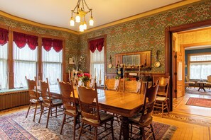 Dining - Aurora Staples Inn (Stillwater)