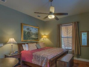 Premium bedding, individually decorated, individually furnished - Cape San Blas Inn (Port St. Joe)