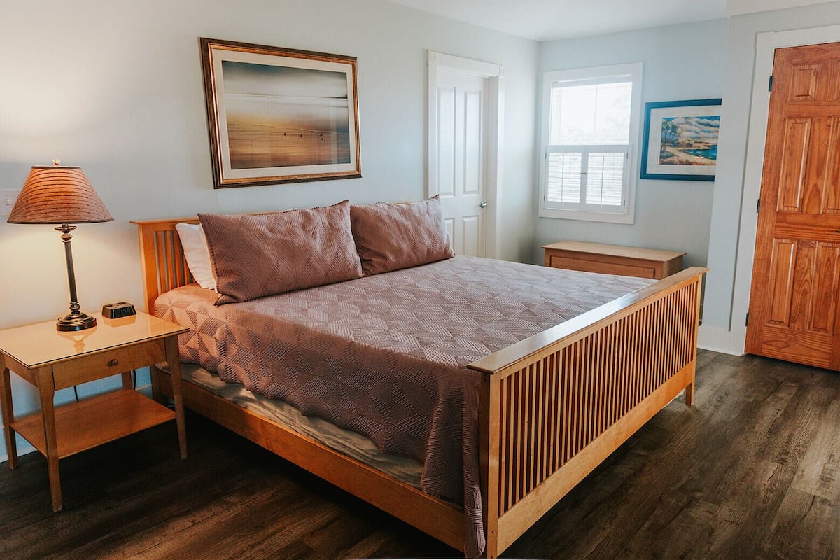 Standaard tweepersoonskamer, 1 kingsize bed, en-suite badkamer (Clam Shell) | Luxe beddengoed, individueel gedecoreerd, individueel gemeubileerd