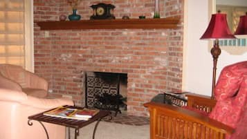 Room, Private Bathroom (La Vie en Rose) | Desk, iron/ironing board, free WiFi