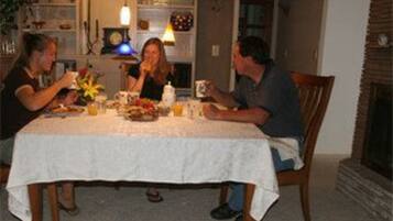 Sudah termasuk sarapan lengkap setiap hari