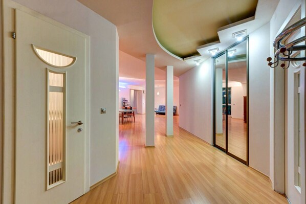 Deluxe Apartment, 3 Bedrooms (Laboratornyi per., 24) | Premium bedding, desk, iron/ironing board, free WiFi - Central apart (Kyiv)