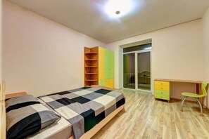 Deluxe Apartment, 3 Bedrooms (Laboratornyi per., 24)