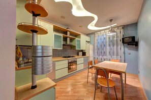 Deluxe Apartment, 3 Bedrooms (Laboratornyi per., 24) | Premium bedding, desk, iron/ironing board, free WiFi - Central apart (Kyiv)