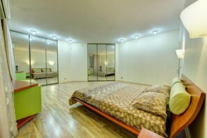 Deluxe Apartment, 3 Bedrooms (Laboratornyi per., 24) | Premium bedding, desk, iron/ironing board, free WiFi - Central apart (Kyiv)