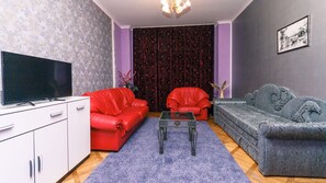 Luxury Suite, 2 Bedrooms, City View, Executive Level | Living room | Plasma TV - Central apart (Kyiv)