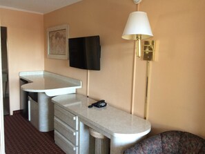 Rom, 1 kingsize-seng, ikke-røyk | Oppholdsområde | En 40-tommers LED-TV med kabel-kanaler samt TV