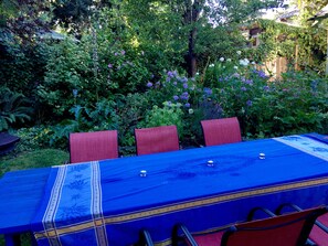 Outdoor dining - Charming 1914 Craftsman by CosiDesign (Eugene)