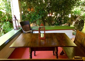 Outdoor dining - Charming 1914 Craftsman by CosiDesign (Eugene)