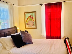 2 bedrooms, memory-foam beds, in-room safe, iron/ironing board - Charming 1914 Craftsman by CosiDesign (Eugene)