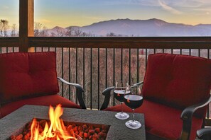 Property grounds - AMAZING Cabin! 5 Fireplaces! Covered Deck! STUNNING View! Hot Tub! Game Room! (Gatlinburg)