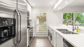 Een koelkast, een microgolfoven, een oven, een kookplaat