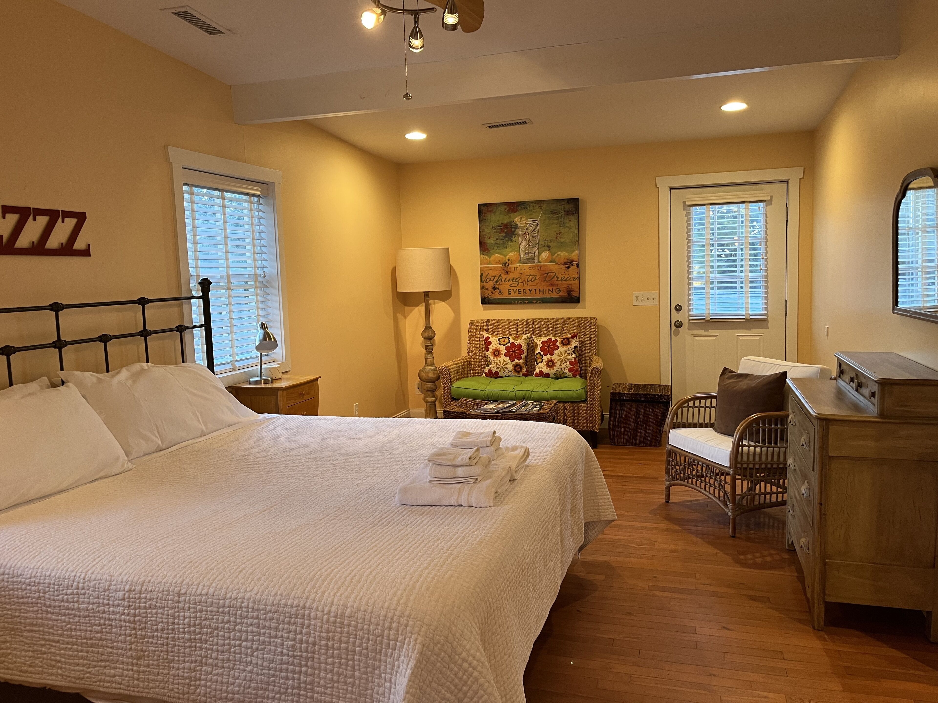 Iron/ironing board, WiFi, bed sheets