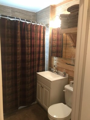 Douche, sèche-cheveux, serviettes fournies, savon