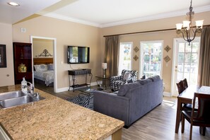 Smart TV, Netflix, streaming services, video library - POOL VIEW, updated 2 bedroom Viera condo at Lake Las Vegas! (Henderson)