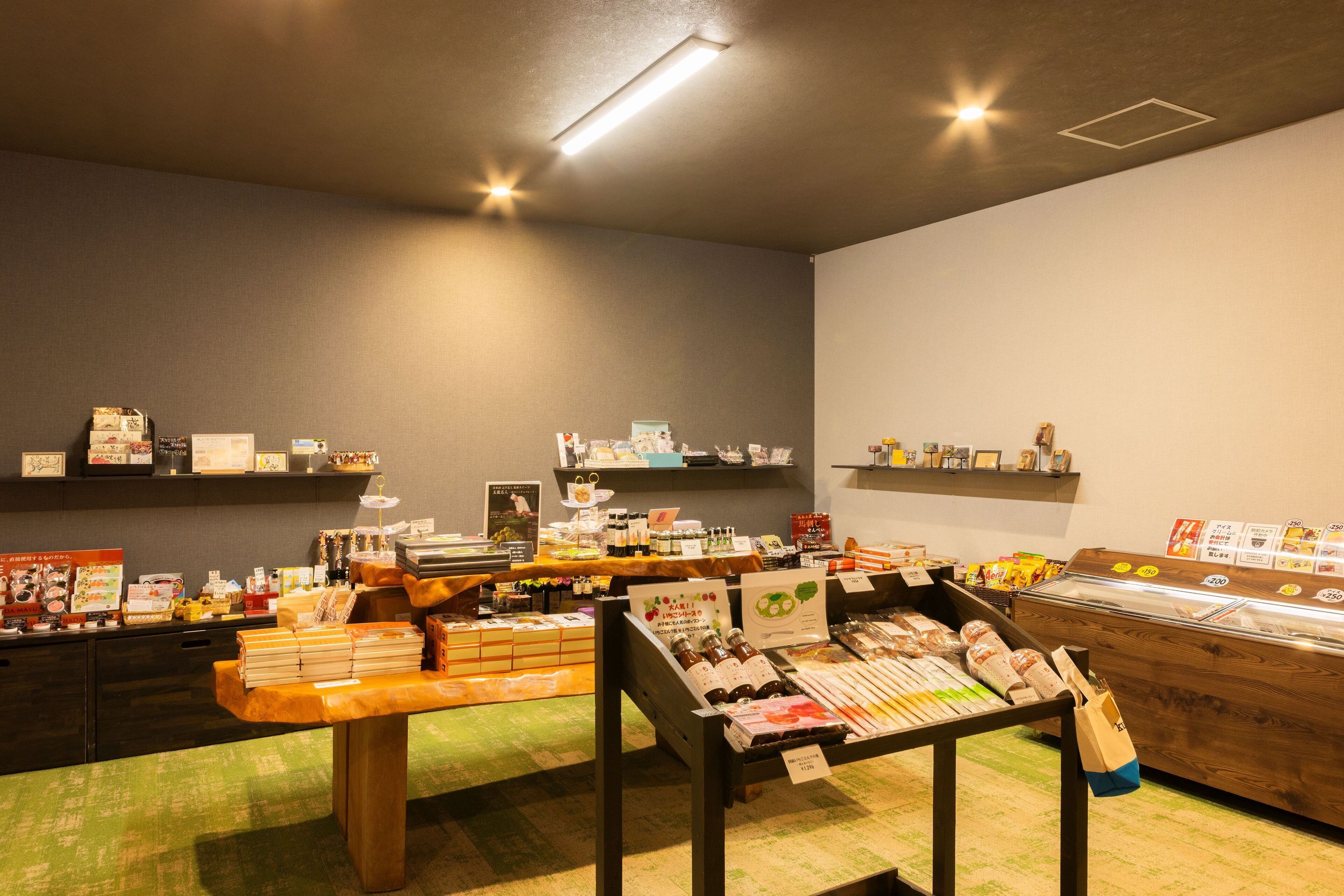 Eine Bäckerei mit Regalen voller Backwaren und einer Vitrine mit Gebäck.