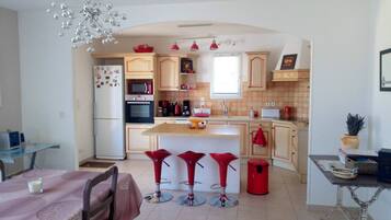 KĂŒhlschrank, Mikrowelle, Ofen, Herdplatte