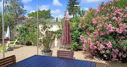 Recent bright, air-conditioned house with pool near Luberon