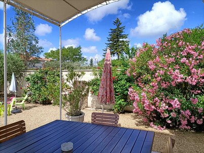 Recent bright, air-conditioned house with pool near Luberon