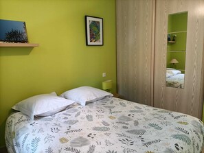 2 slaapkamers, een strijkplank/strijkijzer, reisbedje, gratis wifi