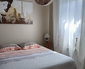 2 chambres, fer et planche à repasser, lit parapluie, Wi-Fi gratuit