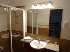 Combined shower/tub, hair dryer, towels - Exclusive 2  room ( 3 Beds) apartment  in City  Centre (Colombo)