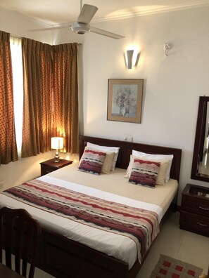 2 habitaciones, tabla de planchar con plancha, wifi y ropa de cama 