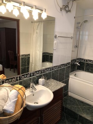 Combined shower/tub, hair dryer, towels - Exclusive 2  room ( 3 Beds) apartment  in City  Centre (Colombo)