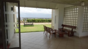 Ein Zimmer mit Meerblick, einer Bank und einem Tisch.
