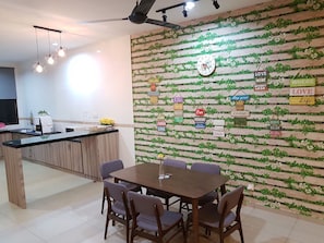 Casa, varias habitaciones (7 Bedroom Melaka Homely) | Área de sala de estar | Televisión de pantalla plana de 40 pulgadas con canales vía satélite 