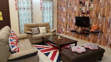 Casa, vários quartos (7 Bedroom Melaka Homely) | Área de estar | TV de tela plana 40 polegadas com canais via satélite, TV LCD