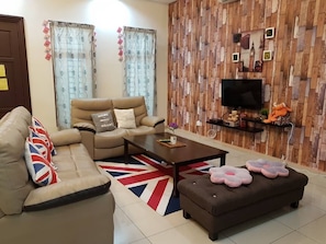 Talo, useita makuuhuoneita (7 Bedroom Melaka Homely) | Oleskelualue | 40–tuumainen taulutelevisio, jossa satelliittikanavat