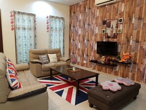 Casa, varias habitaciones (7 Bedroom Melaka Homely) | Área de sala de estar | Televisión de pantalla plana de 40 pulgadas con canales vía satélite 