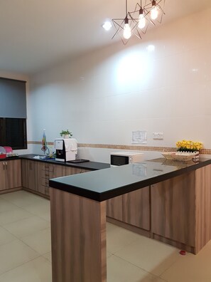 Casa, vários quartos (7 Bedroom Melaka Homely) | Cozinha privada | Geladeira grande, micro-ondas, chaleira elétrica