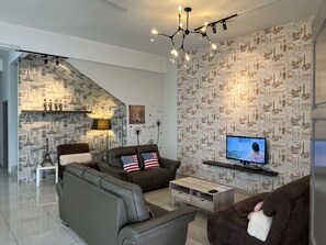 Talo, useita makuuhuoneita (7 Bedroom LeParis Theme) | Oleskelualue | 40–tuumainen taulutelevisio, jossa satelliittikanavat