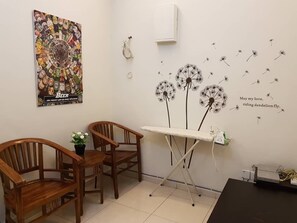 Casa, camere multiple (7 Bedroom Melaka Homely) | Area soggiorno | TV a schermo piatto 40 pollici con canali satellitari, TV LCD