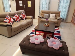Casa, vários quartos (7 Bedroom Melaka Homely) | Área de estar | TV de tela plana 40 polegadas com canais via satélite, TV LCD
