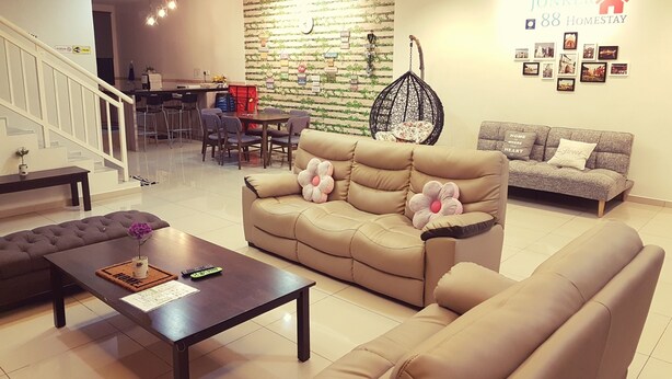 Una sala moderna con un sofá, una mesa de centro y un comedor con sillas y una mesa.