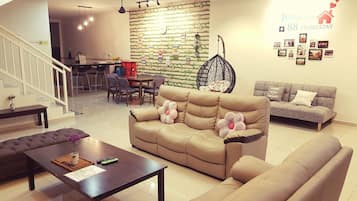 Casa, vários quartos (7 Bedroom Melaka Homely) | Área de estar | TV de tela plana 40 polegadas com canais via satélite, TV LCD