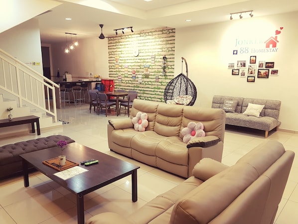 Talo, useita makuuhuoneita (7 Bedroom Melaka Homely) | Oleskelualue | 40–tuumainen taulutelevisio, jossa satelliittikanavat