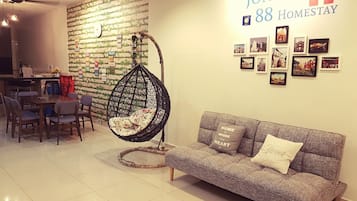 Casa, vários quartos (7 Bedroom Melaka Homely) | Área de estar | TV de tela plana 40 polegadas com canais via satélite, TV LCD