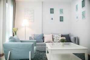 Escritorio, tabla de planchar con plancha, wifi gratis y ropa de cama 