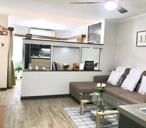 Escritorio, tabla de planchar con plancha, wifi gratis y ropa de cama 