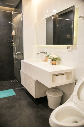 Luxury-Apartment, 1 Schlafzimmer, Poolzugang, Erdgeschoss | Badezimmer | Dusche, kostenlose Toilettenartikel, Haartrockner, Handtücher