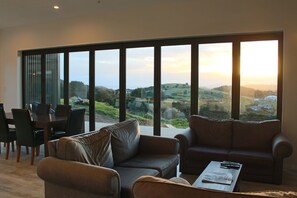 House, 4 Bedrooms | Living area